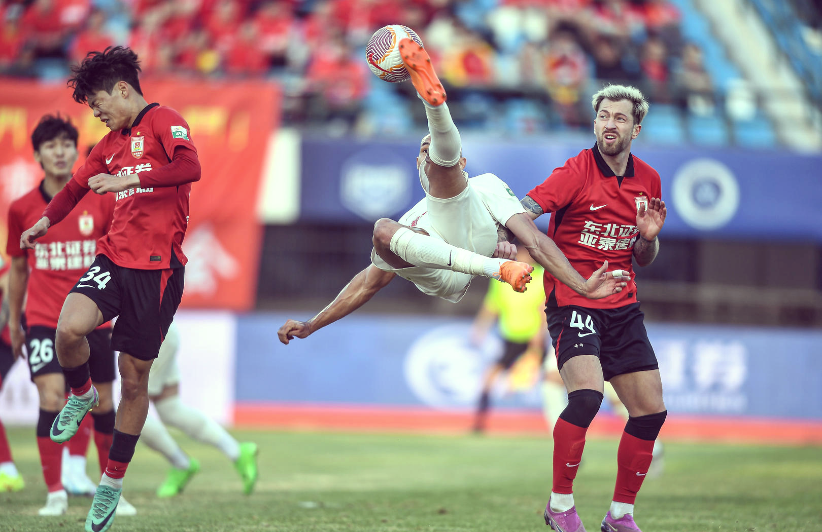 包含清晨体能课后，成都蓉城篮板制胜备战欧篮联，信心回归，更衣室氛围转暖的词条